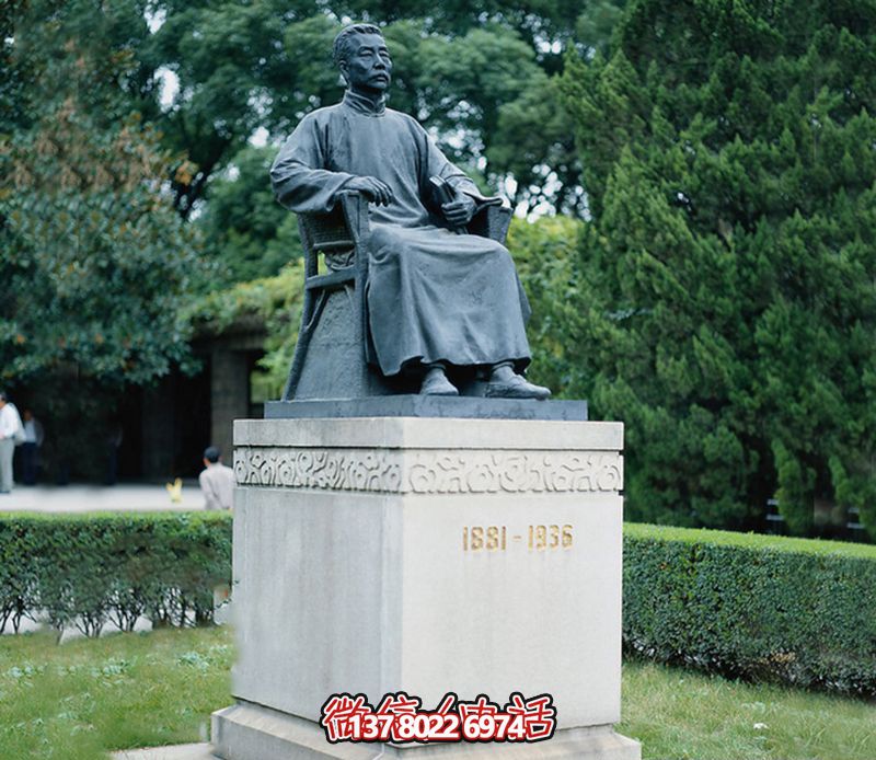 公园广场大型景观坐着石柱上面的玻璃钢鲁迅雕塑 公园广场大型景观坐着石柱上面的玻璃钢鲁迅雕塑