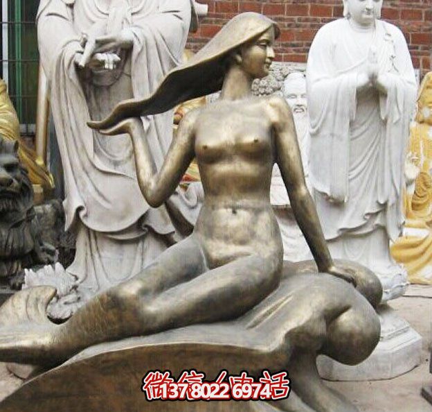 街道上摆放的手摸头发的玻璃钢喷漆美人鱼雕塑 街道上摆放的手摸头发的玻璃钢喷漆美人鱼雕塑