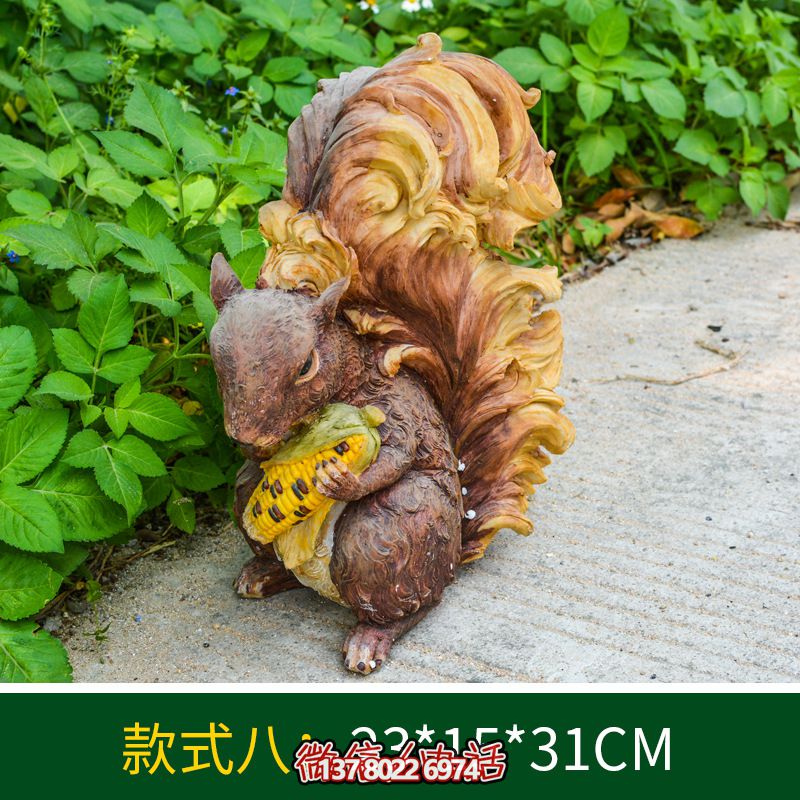 城市街道一只抱着玉米的玻璃钢松鼠雕塑 城市街道一只抱着玉米的玻璃钢松鼠雕塑
