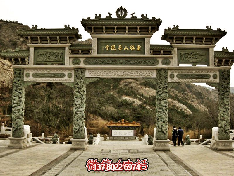 菩提寺院门前摆放龙柱浮雕三门青石牌坊 菩提寺院门前摆放龙柱浮雕三门青石牌坊