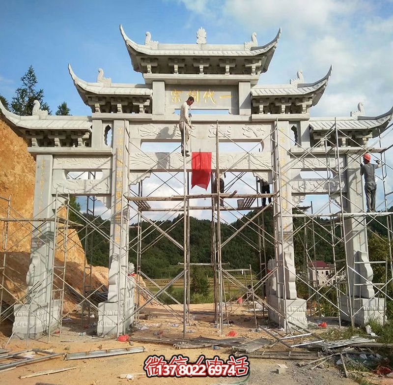 宗祠园林入口摆放石雕牌坊公园