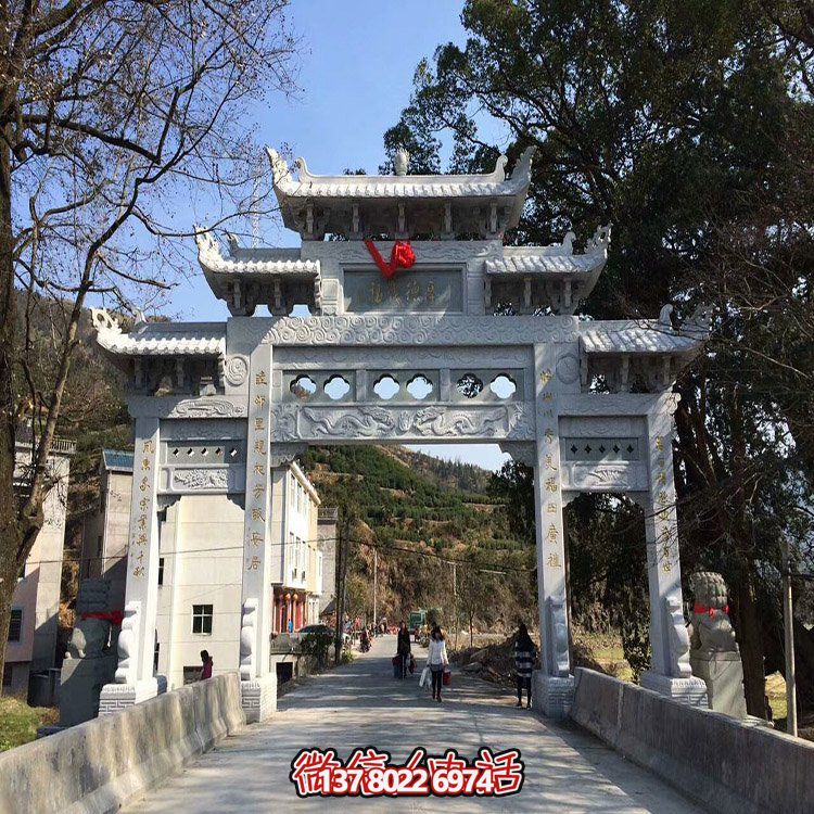 村口石牌坊，三间四柱石雕牌楼