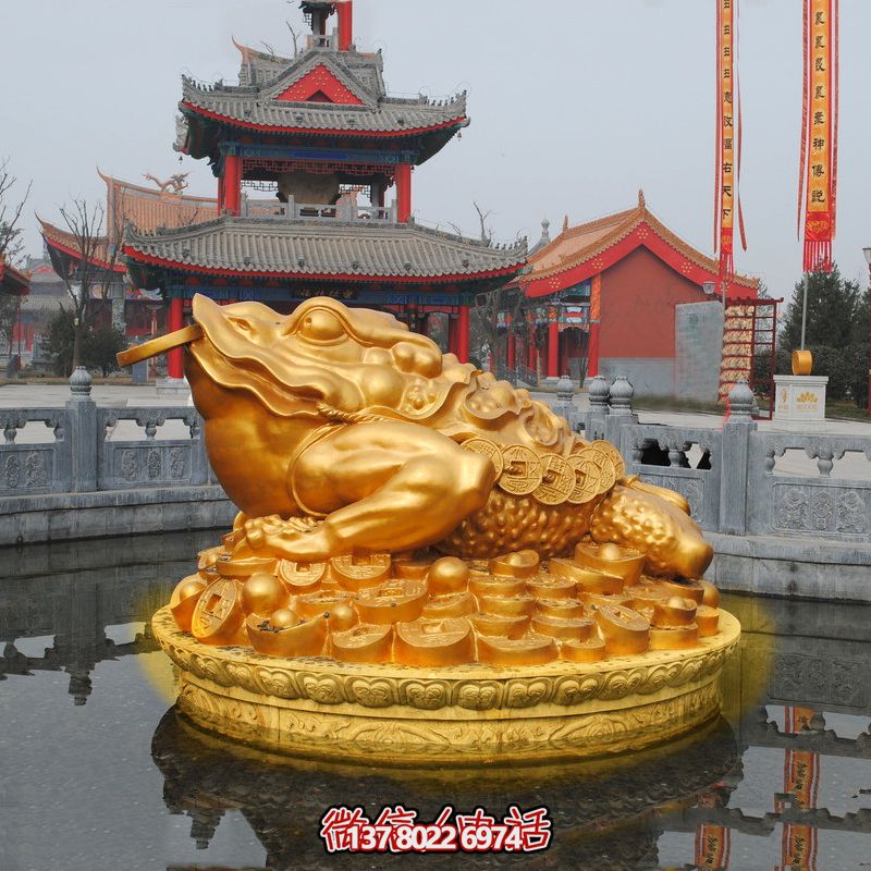 景区里摆放的嘴里叼着钱的玻璃钢喷漆金蟾雕塑