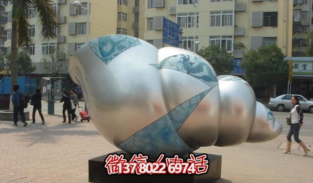 广场上摆放的玻璃钢彩绘海螺雕塑 广场上摆放的玻璃钢彩绘海螺雕塑