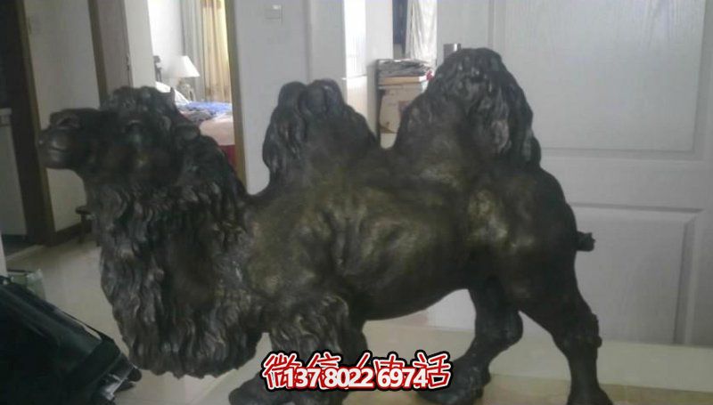 广场上摆放的跪着的玻璃钢喷漆骆驼雕塑