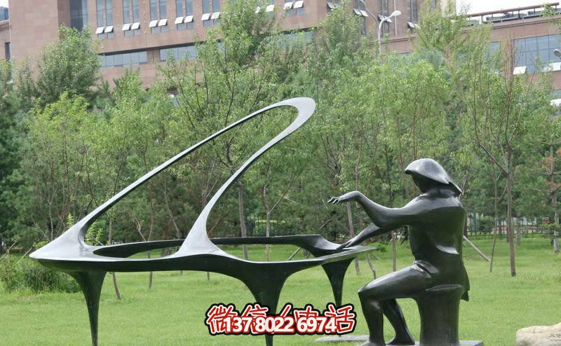 园林一位弹钢琴的不锈钢抽象钢琴雕塑 园林一位弹钢琴的不锈钢抽象钢琴雕塑