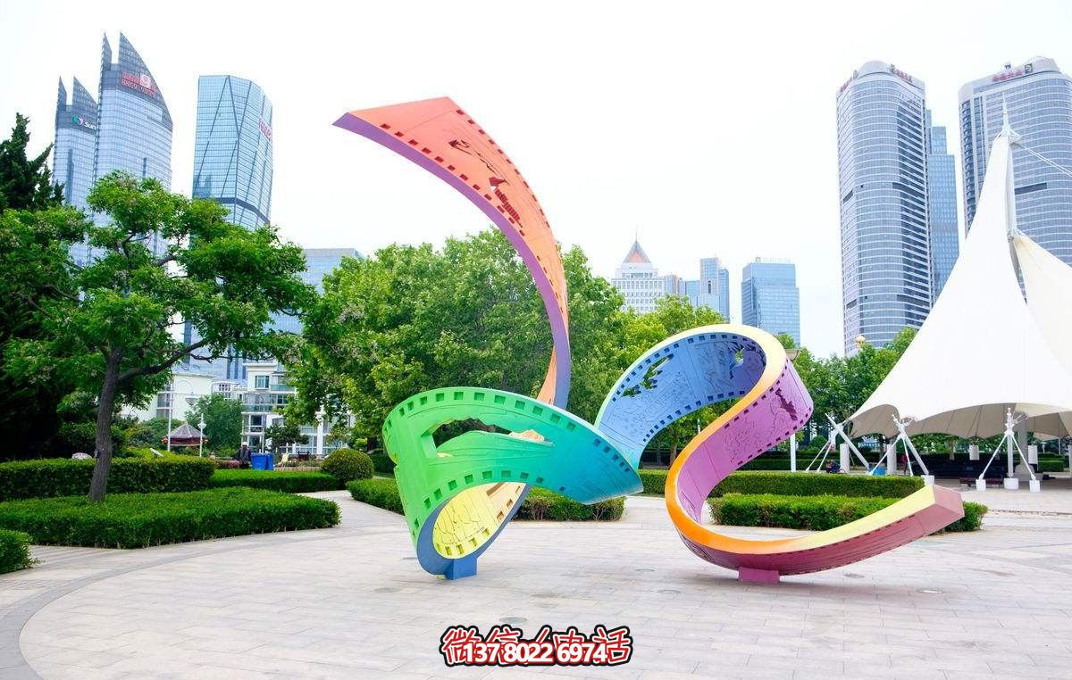 广场玻璃钢彩绘抽象艺术胶卷雕塑 广场玻璃钢彩绘抽象艺术胶卷雕塑
