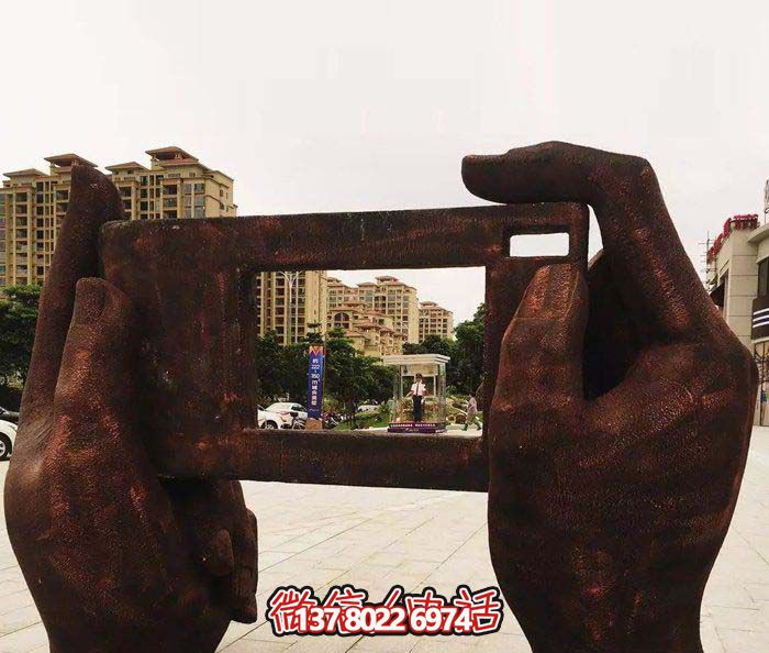 广场学院手拿相机创意红铜手型雕塑