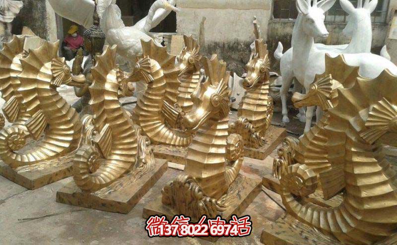 广场上摆放的金色的玻璃钢喷漆海马雕塑 广场上摆放的金色的玻璃钢喷漆海马雕塑