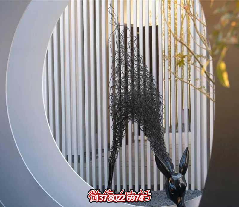 不锈钢抽象低头的鹿头黑色长颈鹿雕塑