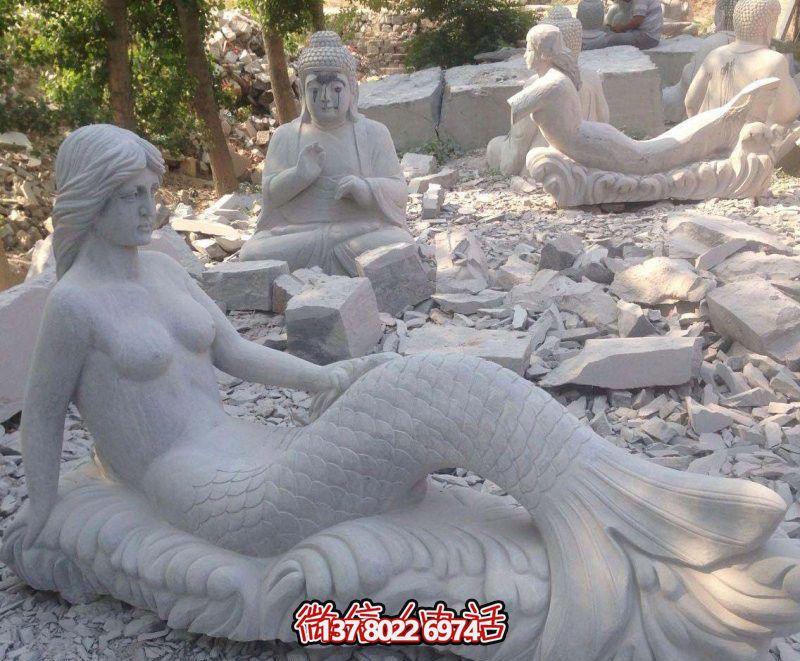 街道上摆放的汉白玉石雕创意美人鱼雕塑 街道上摆放的汉白玉石雕创意美人鱼雕塑