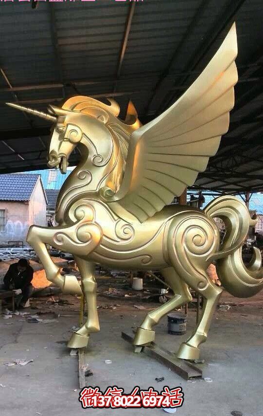 商场里摆放的金色的玻璃钢创意飞马雕塑 商场里摆放的金色的玻璃钢创意飞马雕塑