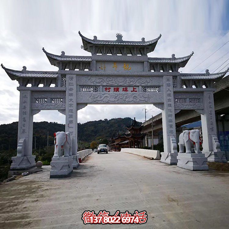 景点村口摆放青石浮雕仿古建三门楼牌坊