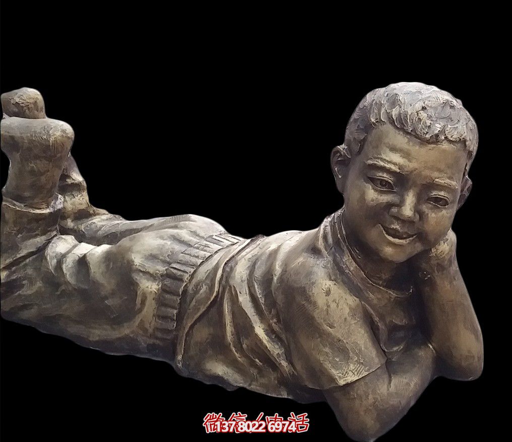 公园匍匐在地的小男孩儿童雕塑 公园匍匐在地的小男孩儿童雕塑