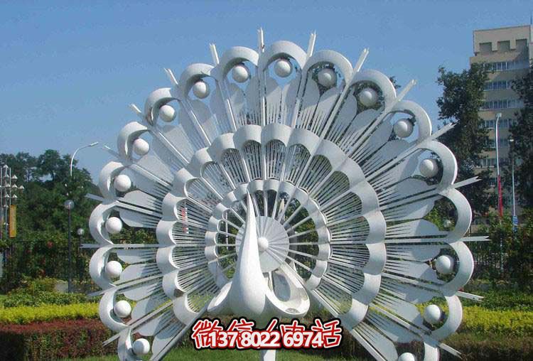 花园广场里有一只漂亮的不锈钢咯欧空孔雀雕塑 花园广场里有一只漂亮的不锈钢咯欧空孔雀雕塑