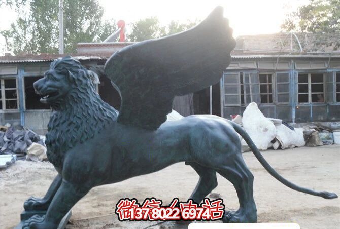 大型玻璃钢彩绘长翅膀的狮子雕塑