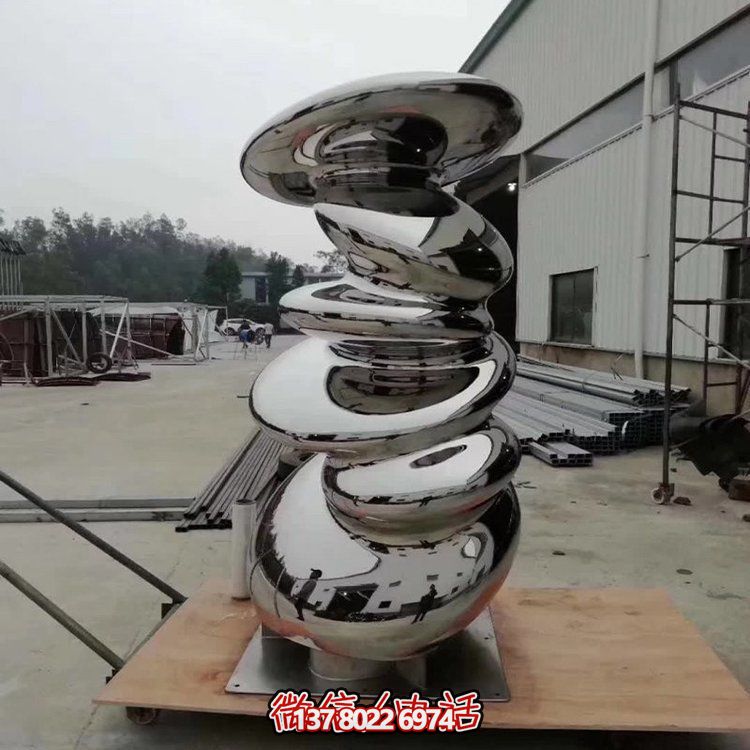 广场不锈钢镜面叠起来的鹅卵石