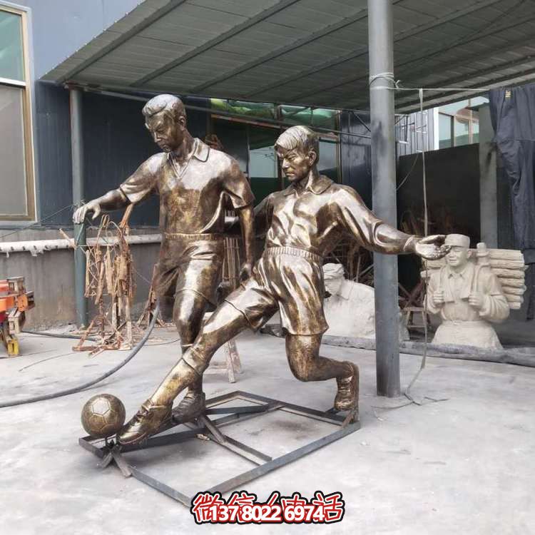 校园广场玻璃钢仿铜踢足球的人物雕塑摆件