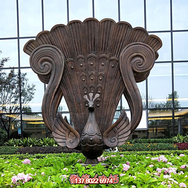 花池里一只傲立的不锈钢做旧孔雀雕塑 花池里一只傲立的不锈钢做旧孔雀雕塑