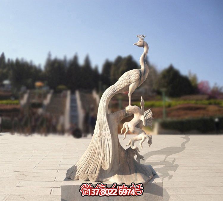 到路边一只回头的汉白玉石雕创意孔雀雕塑