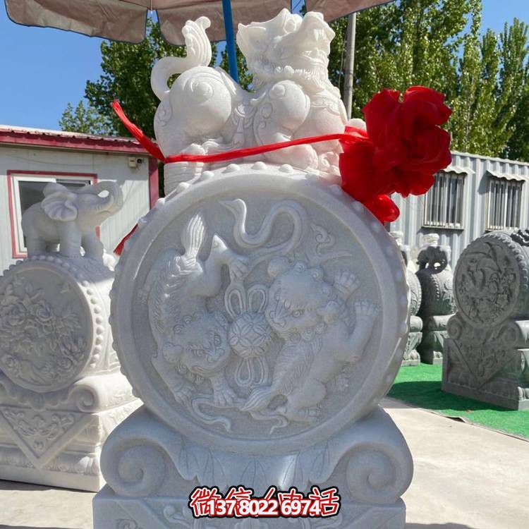 中式庭院摆放汉白玉狮子抱鼓石雕塑