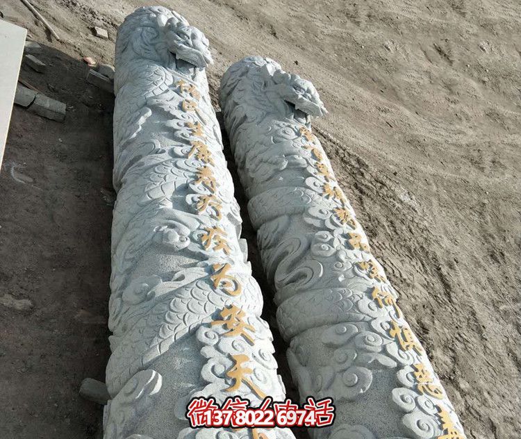 宗教庙门前摆放石雕盘龙柱