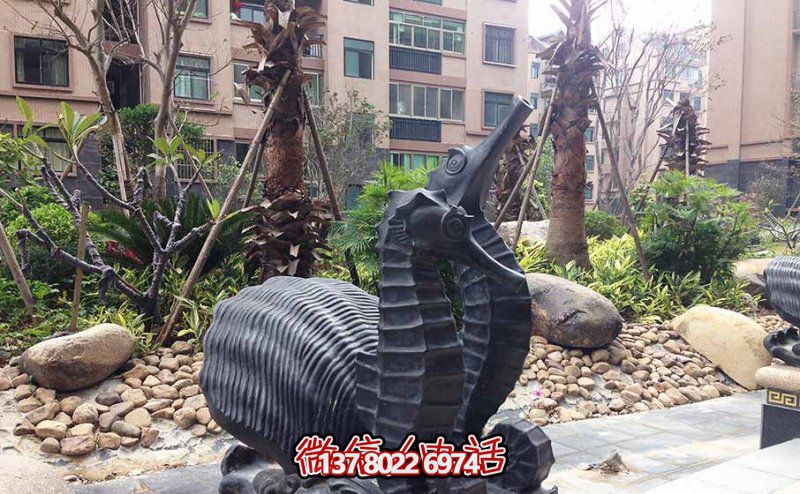 街道上摆放的一对黑色的玻璃钢创意海马雕塑