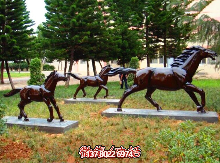 园林里摆放的三只玻璃钢仿真马群雕塑 园林里摆放的三只玻璃钢仿真马群雕塑
