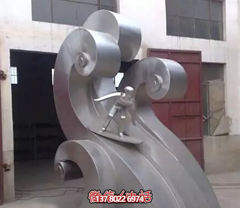 花园广场摆放大型创意不锈钢滑雪景观雕塑
