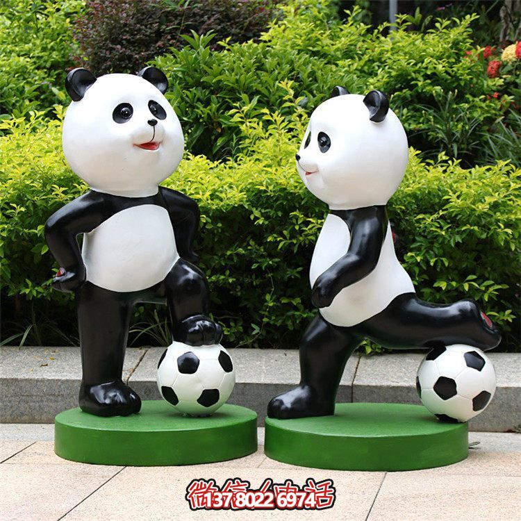 校园摆放玻璃钢卡通熊猫踢足球公仔小品雕塑
