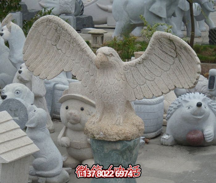 动物园一只飞翔的石雕老鹰雕塑 动物园一只飞翔的石雕老鹰雕塑