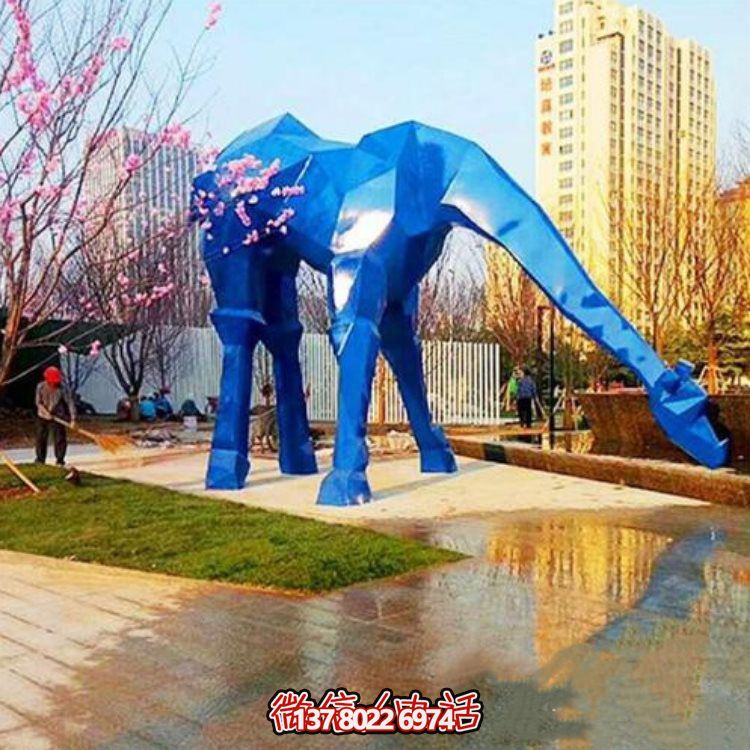 花园广场摆放大型玻璃钢喷漆蓝色长颈鹿