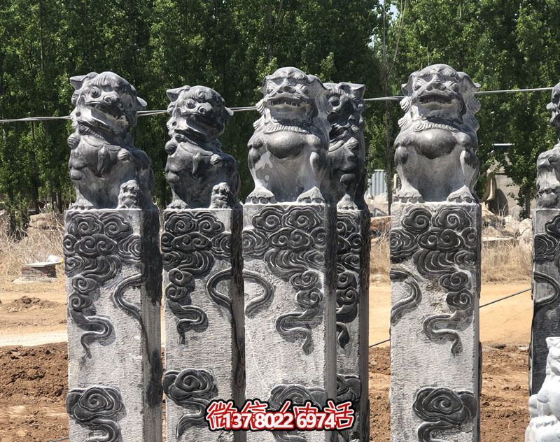 浮雕狮子祥云景区庭院门前摆放拴马柱