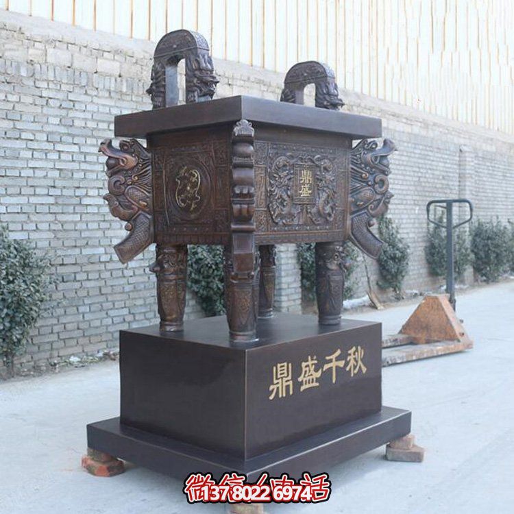景区广场摆放龙纹四羊方尊铜鼎
