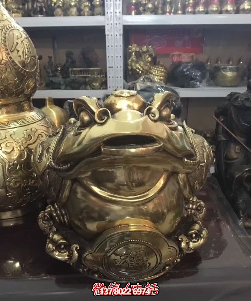 商场里摆放的铜色的玻璃钢创意金蟾雕塑