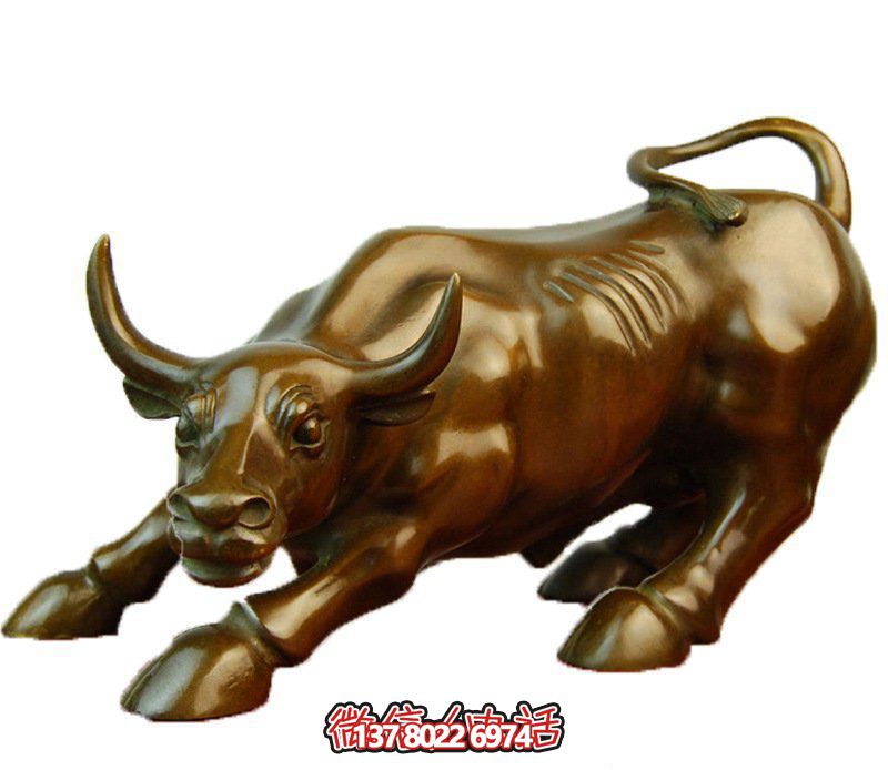 别墅里摆放的金色玻璃钢创意华尔街牛 别墅里摆放的金色玻璃钢创意华尔街牛