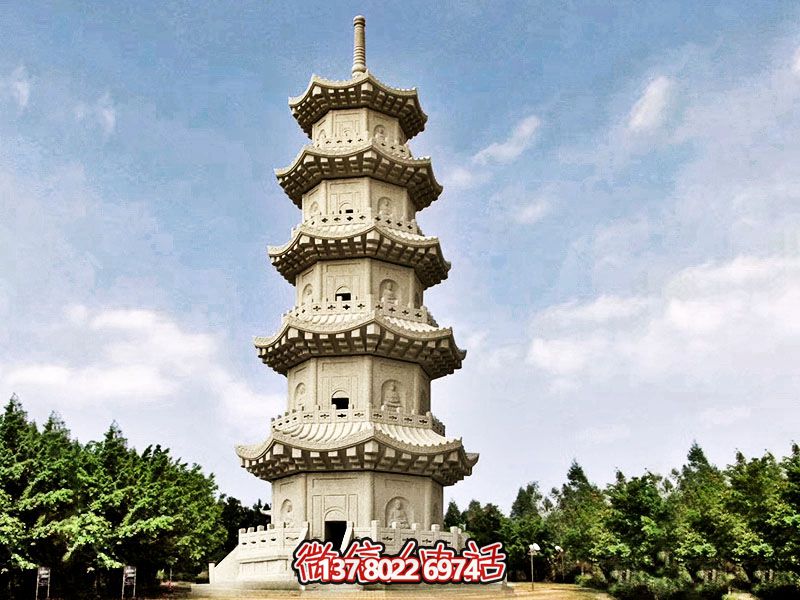 城市广场摆放花岗岩多层石塔