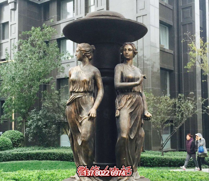 景区街道创意铜雕站在凉亭下的女人雕塑