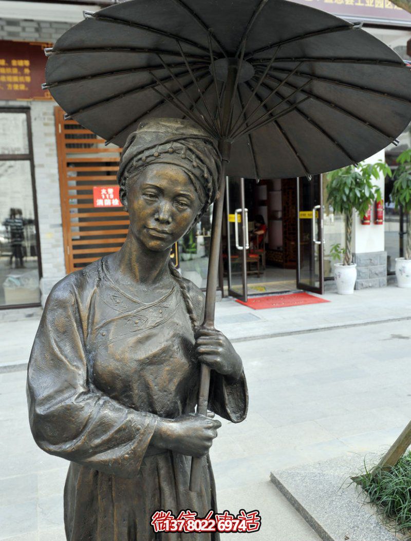 步行街打伞的少数民族人物铜雕女人雕塑 步行街打伞的少数民族人物铜雕女人雕塑