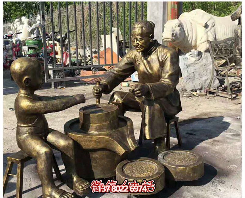 公园帮老人磨豆浆的铜雕老人雕塑 公园帮老人磨豆浆的铜雕老人雕塑
