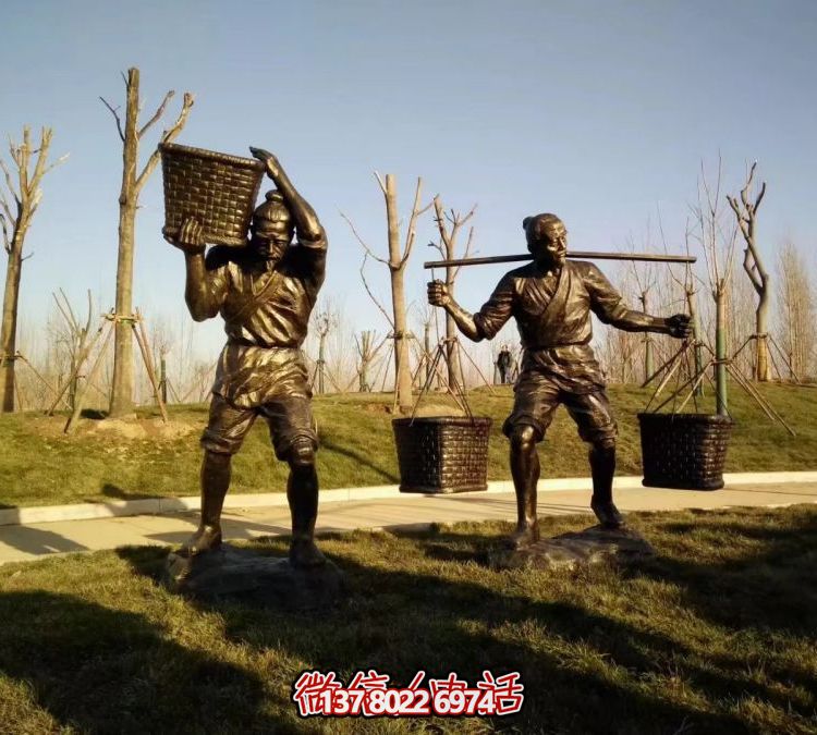 园林草地摆放玻璃钢仿铜农耕文化挑?？噶溉宋锏袼? title=