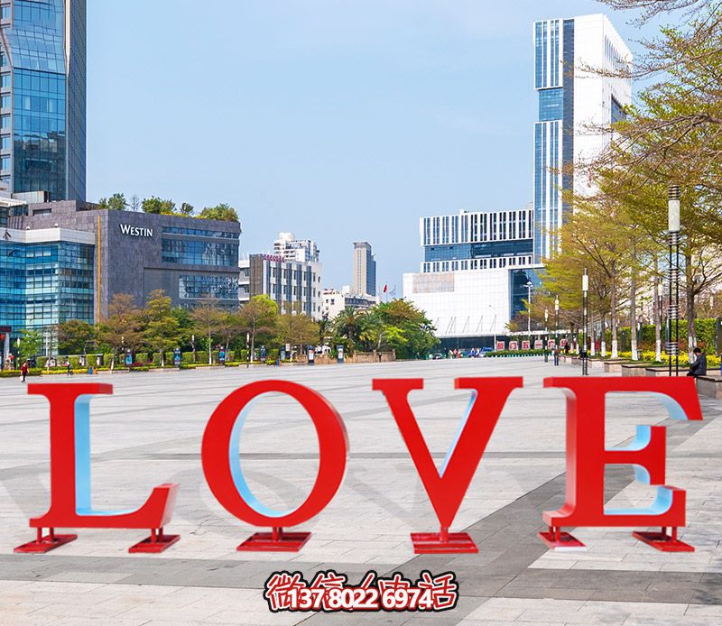 广场上摆放的红色镂空不锈钢LOVE雕塑 广场上摆放的红色镂空不锈钢LOVE雕塑
