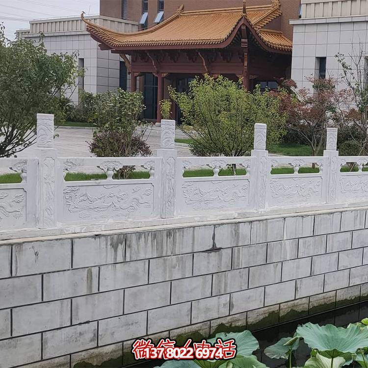 池塘边摆放汉白玉浮雕栏板大理石扶手围栏