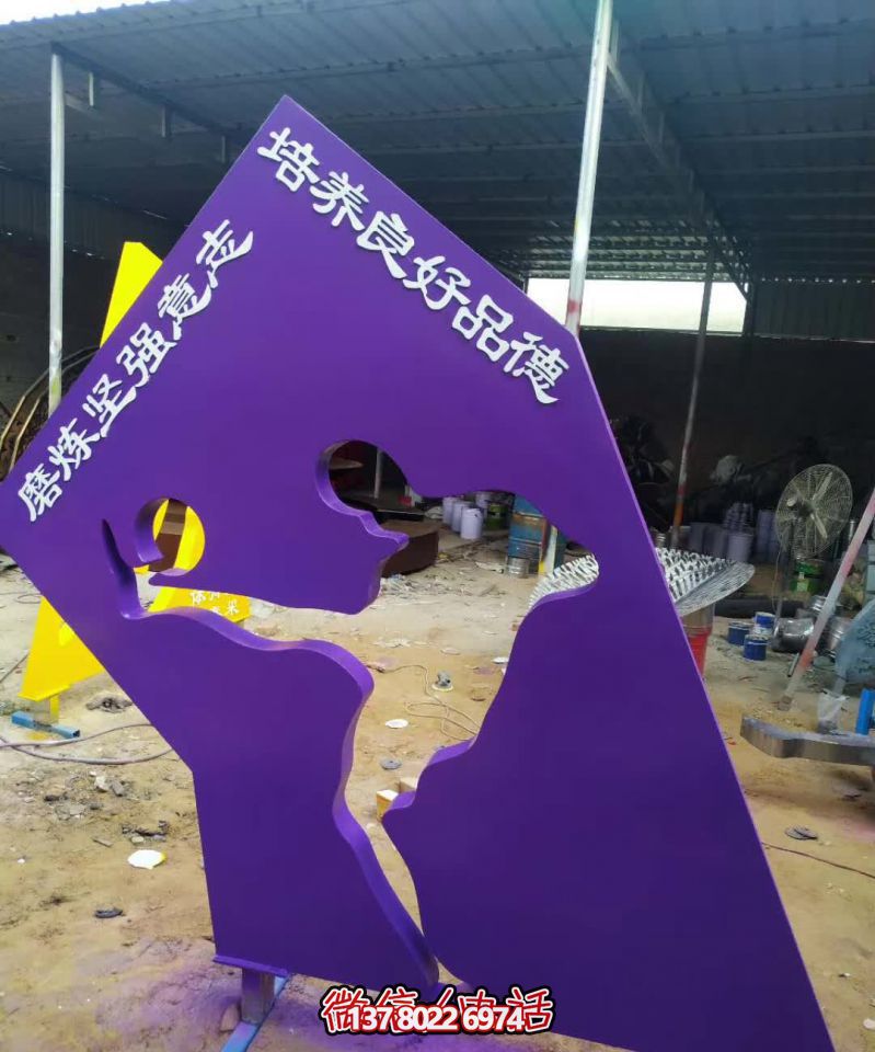 学院操场摆放镂空踢球人物不锈钢景观装饰标识牌 学院操场摆放镂空踢球人物不锈钢景观装饰标识牌