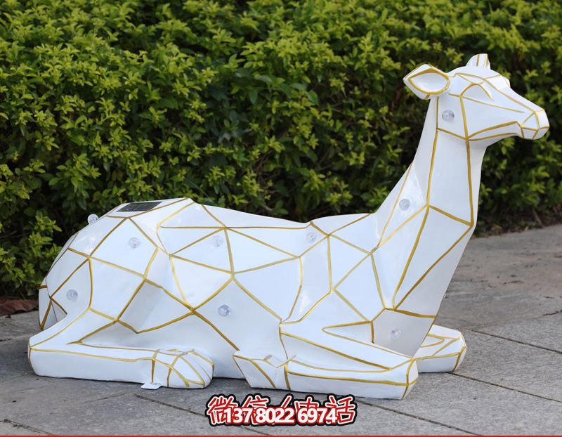 公园卧着的玻璃钢几何梅花鹿雕塑 公园卧着的玻璃钢几何梅花鹿雕塑