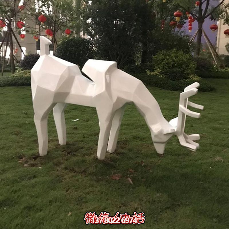 玻璃钢几何公园低头觅食的梅花鹿雕塑 玻璃钢几何公园低头觅食的梅花鹿雕塑