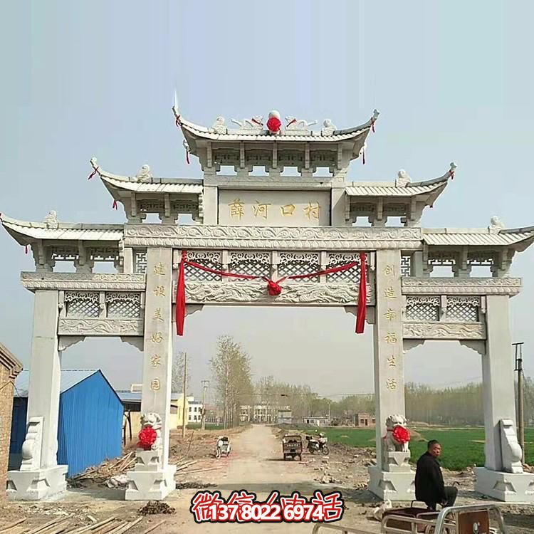 村口摆放大理石雕刻中式三门石雕牌坊