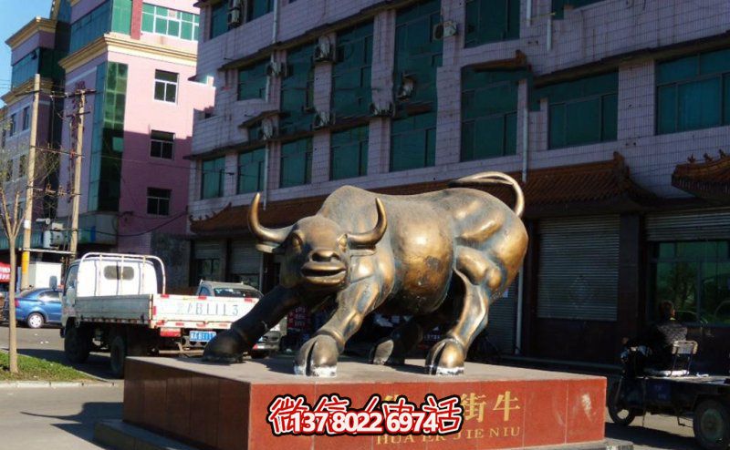 广场上摆放的铜色的玻璃钢创意华尔街牛 广场上摆放的铜色的玻璃钢创意华尔街牛