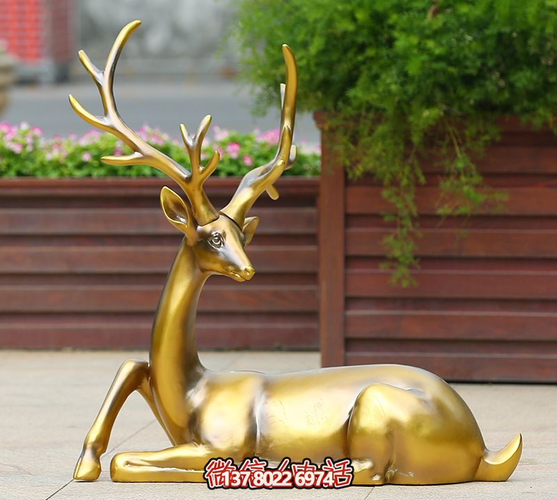 公园一只卧着的不锈钢喷漆鹿雕塑 公园一只卧着的不锈钢喷漆鹿雕塑