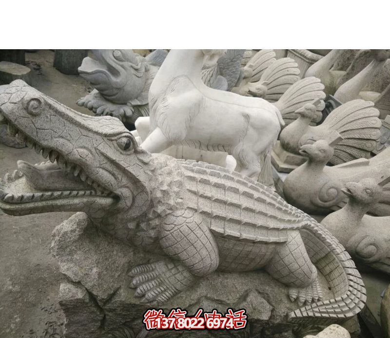 公园摆放的趴着的青石石雕创意鳄鱼雕塑 公园摆放的趴着的青石石雕创意鳄鱼雕塑
